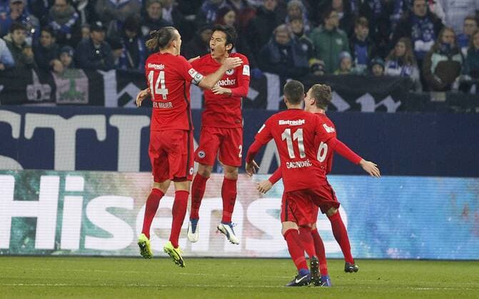 Schalke, Veltins-Arena, 27.01.17: Alexander Meier (Eintracht Frankfurt) (L) Torschütze zum 1:0 Tor jueblt mit Makoto Hasebe (Eintracht Frankfurt) (M) im Spiel der 1. Bundesliga zwischen FC Schalke 04 vs. Eintracht Frankfurt in der Saison 2016 2017.