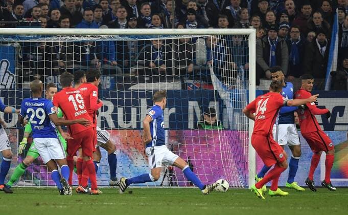 27.01.2017, Fussball GER, 1. Bundesliga Saison 2016 2017, 18. Spieltag, FC Schalke 04 - Eintracht Frankfurt, Alexander Meier (Eintracht Frankfurt), 3. v. rechts, erzielt das Tor zum 0:1