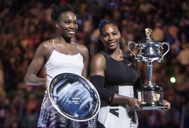 (170128) -- MELBOURNE, Jan. 28, 2017 -- United States Serena Williams (R) poses with her sister Venus Williams during the awarding ceremony after winning the women s singles final match between Venus Williams and Serena Williams at the Australian Open tennis championships in Melbourne, Australia, Jan. 28, 2017. Serena Williams won 2-0 and claimed the title. ) (SP)AUSTRALIA-MELBOURNE-TENNIS-AUSTRALIAN OPEN-DAY 13 LuixSiuxWai 