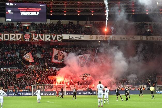 Fußball, Pyro-Technik mit Fallschirm beim Spiel Leverkusen-Mönchengladbach 28.01.2017, Fussball GER, 1. Bundesliga Saison 2016 2017, 18. Spieltag, Bayer 04 Leverkusen - Borussia Moenchengladbach, Fans von Bayer 04 Leverkusen zünden Pyrotechnik