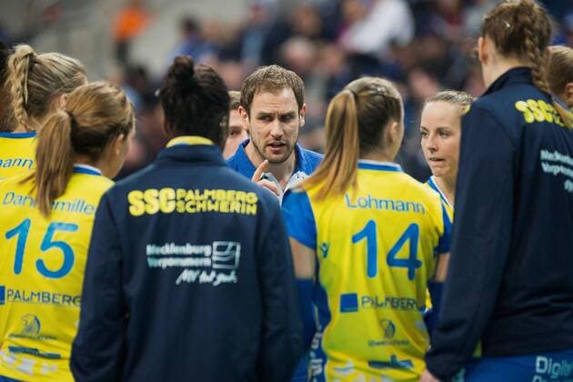 Mannheim, Deutschland, 29.01.2017: Volleyball DVV Pokal Saison 2016 2017 - DVV Pokalfinale - SSC Palmberg Schwerin - MTV Stuttgart. Felix Koslowski (Schwerin) gibt Anweisungen