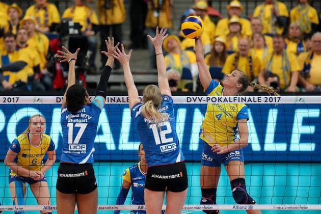 v.li.: Nia Grant (MTV, 17), Deborah van Daelen (MTV, 12), Maren Brinker (Schweriner SC, 4), Angriff und Block am Netz, Volleyball, DVV Pokal Finale 2017 Frauen, Schweriner SC - MTV Stuttgart, xozx