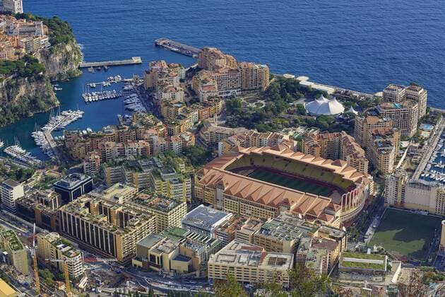 Stadtteil Fontvieille des Fürstentum Monaco mit Sportstadion des AS Monaco, Zelt des Zirkusfestivals und Heliport, gesehen vom Tete de Chien, La Turbie, Alpes Maritimes, Frankreich