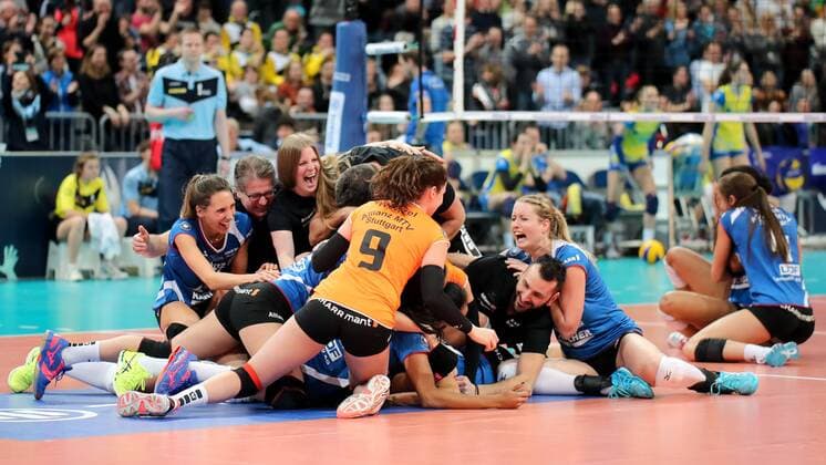 Volleyball, Pokalfinale Damen, Allianz MTV Stuttgart Pokalsieger Spielerinnen von Allianz MTV Stuttgart bejubeln den Pokalsieg, jubeln über den Sieg, Jubel, Freude, Sieger, Gewinner, Pokalsieger 2017, celebration, optimistisch, Action, Aktion, Volleyball, DVV Pokal Finale 2017 Frauen, Schweriner SC - MTV Stuttgart, xozx
