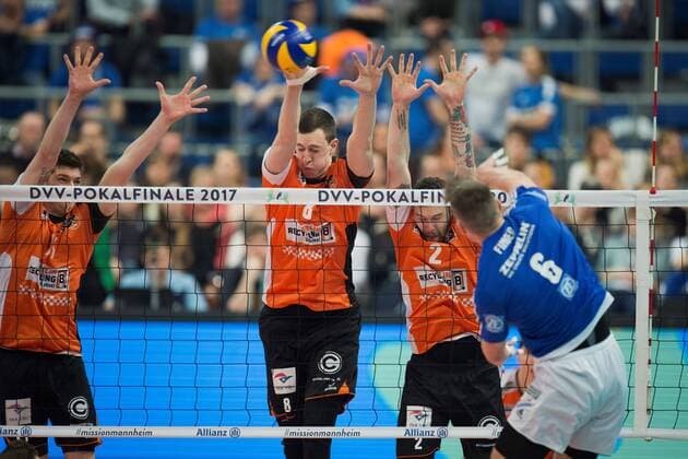 Mannheim, Deutschland, 29.01.2017: Volleyball DVV Pokal Saison 2016 2017 - DVV Pokalfinale - VfB Friedrichshafen - BR Volleys. Michal Finger (Friedrichshafen 6) gegen den Block aus Tsimafei Zhukouski (BR Volleys 11), Graham Vigrass (BR Volleys 8), Steven Marshall (BR Volleys 2)