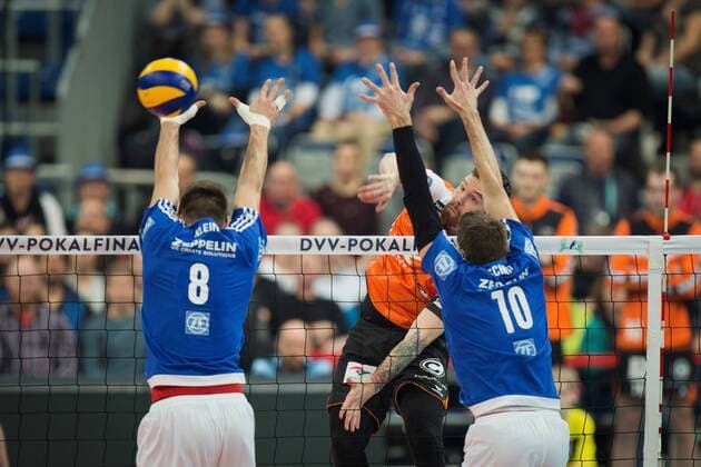 Mannheim, Deutschland, 29.01.2017: Volleyball DVV Pokal Saison 2016 2017 - DVV Pokalfinale - VfB Friedrichshafen - BR Volleys. Steven Marshall (BR Volleys 2) gegen den Block aus Georg Klein (Friedrichshafen 8) und Simon Tischer (Friedrichshafen 10)