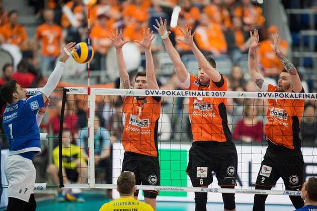 Mannheim, Deutschland, 29.01.2017: Volleyball DVV Pokal Saison 2016 2017 - DVV Pokalfinale - VfB Friedrichshafen - BR Volleys. Athanasios Protopsaltis (Friedrichshafen 7) gegen den Block aus Tsimafei Zhukouski (BR Volleys 11), Graham Vigrass (BR Volleys 8) und Steven Marshall (BR Volleys 2)