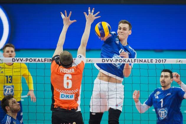 Mannheim, Deutschland, 29.01.2017: Volleyball DVV Pokal Saison 2016 2017 - DVV Pokalfinale - VfB Friedrichshafen - BR Volleys. Andreas Takvam (Friedrichshafen 4) gegen den Block aus Felix Fischer (BR Volleys 6)