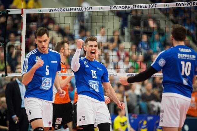Mannheim, Deutschland, 29.01.2017: Volleyball DVV Pokal Saison 2016 2017 - DVV Pokalfinale - VfB Friedrichshafen - BR Volleys. David Sossenheimer (Friedrichshafen 5), Armin Mustedanovic (Friedrichshafen 15) und Simon Tischer (Friedrichshafen 10) jubeln