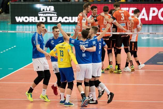 Spieler des VfB Friedrichshafen jubeln über einen Punkt, Punktgewinn, Jubel, Freude, celebration, optimistisch, Action, Aktion, Volleyball, DVV Pokal Finale 2017 Männer, VfB Friedrichshafen - BR Volleys, xozx