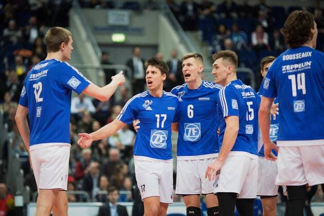 Mannheim, Deutschland, 29.01.2017: Volleyball DVV Pokal Saison 2016 2017 - DVV Pokalfinale - VfB Friedrichshafen - BR Volleys. Jakob Günthör Guenthoer (Friedrichshafen 12), Tomas Kocian (Friedrichshafen 17), Michal Finger (Friedrichshafen 6) und Armin Mustedanovic (Friedrichshafen 15) jubeln