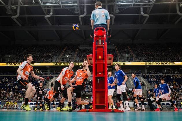 Bilder des Tages - SPORT Mannheim, Deutschland, 29.01.2017: Volleyball DVV Pokal Saison 2016 2017 - DVV Pokalfinale - VfB Friedrichshafen - BR Volleys. v.li. Tsimafei Zhukouski (BR Volleys 11), Graham Vigrass (BR Volleys 8), Paul Carroll (BR Volleys 12), Jakob Günthör Guenthoer (Friedrichshafen 12), Tomas Rousseaux (Friedrichshafen 14), Simon Tischer (Friedrichshafen 10), Michal Finger (Friedrichshafen 6), Athanasios Protopsaltis (Friedrichshafen 7)
