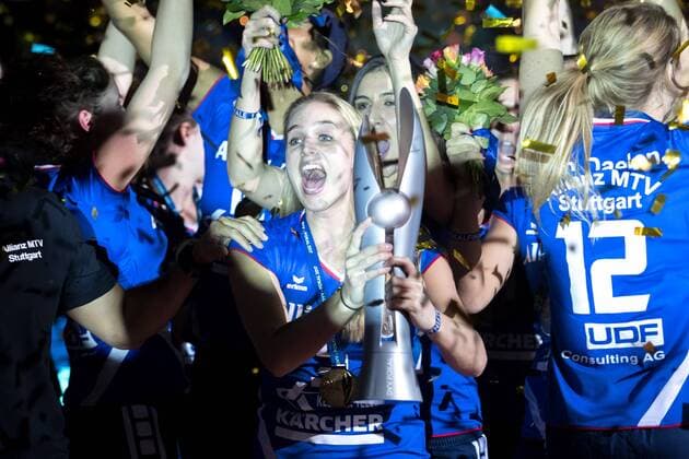 Volleyball, Pokalfinale Damen, Allianz MTV Stuttgart Pokalsieger v.li.: Kim Renkema (Kapitänin, MTV, 5) mit dem Pokal der Frauen, jubeln über den Sieg, Jubel, Freude, Sieger, Gewinner, Pokalsieger, celebration, optimistisch, Action, Aktion, Volleyball, DVV Pokal Finale 2017, Siegerehrung, xozx