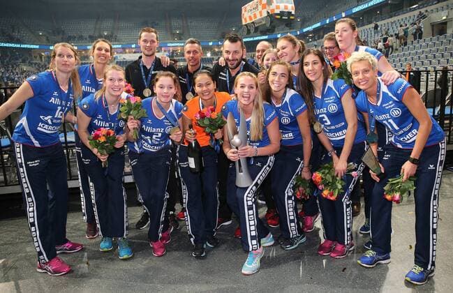 Themen der Woche - SPORT Bilder des Tages - SPORT Volleyball, Pokalfinale Damen, Allianz MTV Stuttgart Pokalsieger Mannheim Volleyball DVV-Pokalfinale 2017, SSC Palmberg Schwerin vs. Allianz MTV Stuttgart, das Team der Allianz Stuttgart feiert den Pokalsieg, Kim Renkema mit Pokal