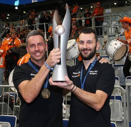 Volleyball, Pokalfinale Damen, Allianz MTV Stuttgart Pokalsieger Mannheim Volleyball DVV-Pokalfinale 2017, SSC Palmberg Schwerin vs. Allianz MTV Stuttgart, v.l. Trainer Guillermo Hernandez und Co-Trainer Giannis Athanaspolous (MTV) mit Pokal