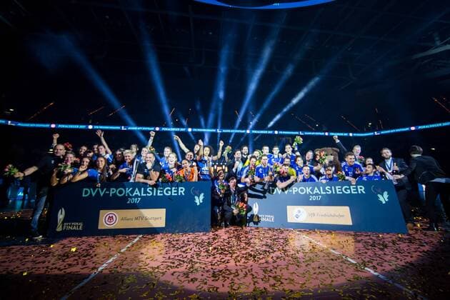 Siegerfoto Stuttgart und Friedrichshafen; DVV-Pokalfinale, SAP-Arena Mannheim Deutschland, 29.01.2017; Partie: VfB Friedrichshafen vs Berlin Recycling Volleys; Mannheim Copyright: xWuechner Eibner-Pressefotox EP_NWR