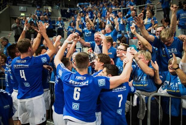 Mannheim, Deutschland, 29.01.2017: Volleyball DVV Pokal Saison 2016 2017 - DVV Pokalfinale - VfB Friedrichshafen - BR Volleys. Spieler vom VfB Friedrichshafen jubeln nach dem Spiel mit den Fans.