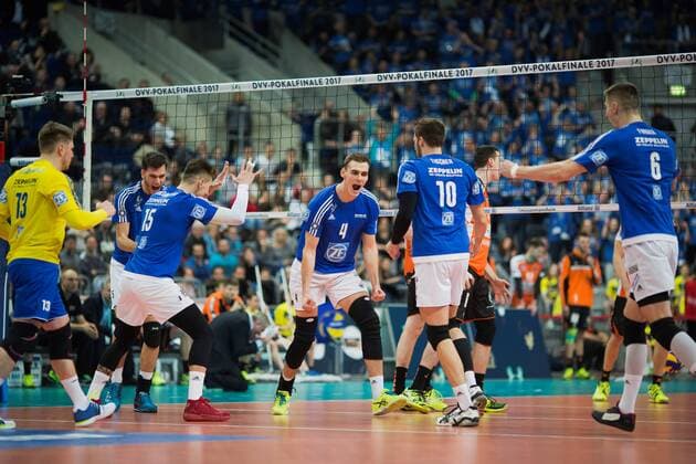 Mannheim, Deutschland, 29.01.2017: Volleyball DVV Pokal Saison 2016 2017 - DVV Pokalfinale - VfB Friedrichshafen - BR Volleys. Jubel um Andreas Takvam (Friedrichshafen 4).