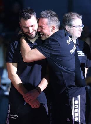 Mannheim Volleyball DVV-Pokalfinale 2017, SSC Palmberg Schwerin vs. Allianz MTV Stuttgart, v.l. Co-Trainer Giannis Athanaspolous (MTV) und Trainer Guillermo Hernandez (MTV) freuen sich