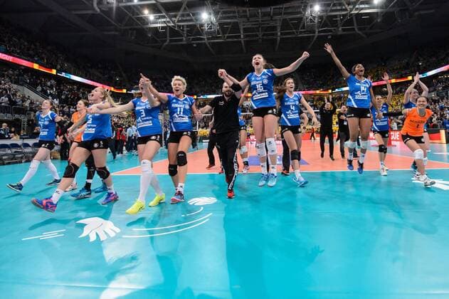 29.01.2017, SAP Arena, Mannheim Volleyball, DVV-Pokal Finale, Schweriner SC vs. Allianz MTV Stuttgart Jubel Stuttgart nach Sieg Pokalsieg Renata Sandor ( 7 Stuttgart), Julia Wenzel ( 9 Stuttgart), Kim Renkema ( 5 Stuttgart), Micheli Tomazela Pissinato ( 3 Stuttgart), Karmen Kocar ( 11 Stuttgart) , Giannis Athanasopoulos (Co-Trainer Stuttgart), Michaela Mlejnkova ( 16 Stuttgart), Valerie Nichol ( 4 Stuttgart), Aiyana Whitney ( 14 Stuttgart), Wanna Buakaew ( 1 Stuttgart)