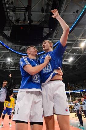 29.01.2017, SAP Arena, Mannheim Volleyball, DVV-Pokal Finale, VfB Friedrichshafen vs. Berlin Recycling Volleys Jubel Michal Finger ( 6 Friedrichshafen), Jakob Günthör Günthoer ( 12 Friedrichshafen) nach Sieg Pokalsieg