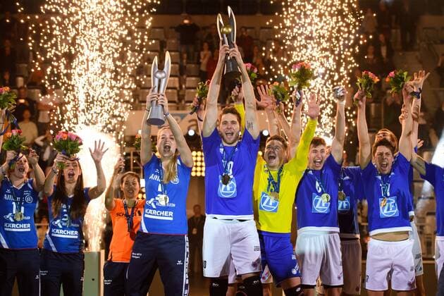 29.01.2017, SAP Arena, Mannheim Volleyball, DVV-Pokal Finale, Siegerehrung Kim Renkema ( 5 Stuttgart) und Simon Tischer ( 10 Friedrichshafen) mit Pokal Trophy