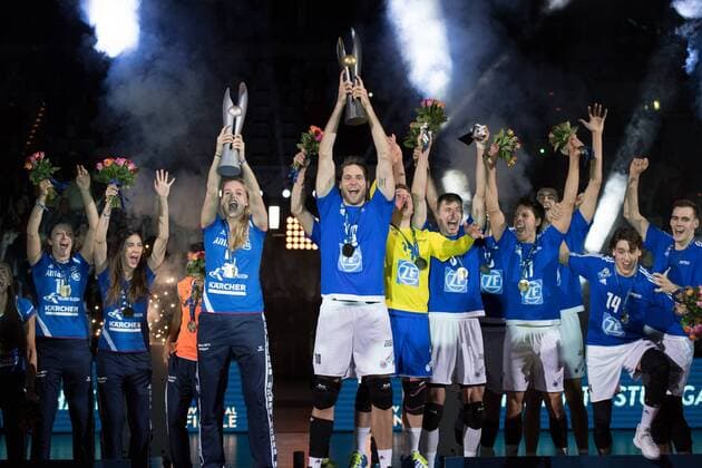 29.01.2017, SAP Arena, Mannheim Volleyball, DVV-Pokal Finale, Siegerehrung Kim Renkema ( 5 Stuttgart) und Simon Tischer ( 10 Friedrichshafen) mit Pokal Trophy