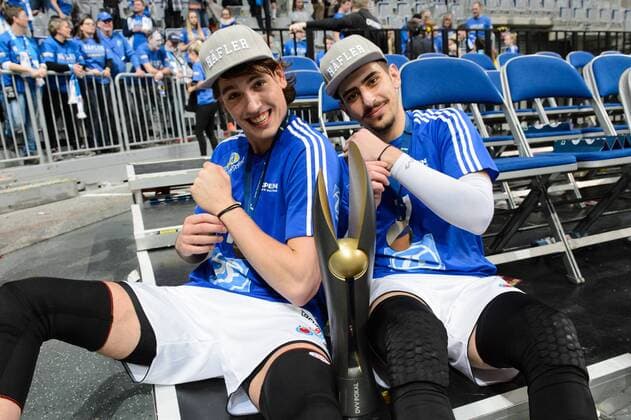 29.01.2017, SAP Arena, Mannheim Volleyball, DVV-Pokal Finale, Siegerehrung Tomas Rousseaux ( 14 Friedrichshafen), Athanasios Protopsaltis ( 7 Friedrichshafen) mit Pokal Trophy