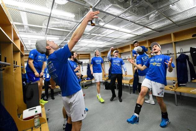 29.01.2017, SAP Arena, Mannheim Volleyball, DVV-Pokal Finale, Siegerehrung Party in der Kabine Georg Klein ( 8 Friedrichshafen), TJakob Günthör Günthoer ( 12 Friedrichshafen), Radomir Vemic (Co-Trainer Friedrichshafen), Athanasios Protopsaltis ( 7 Friedrichshafen), Tomas Rousseaux ( 14 Friedrichshafen), David Sossenheimer ( 5 Friedrichshafen)