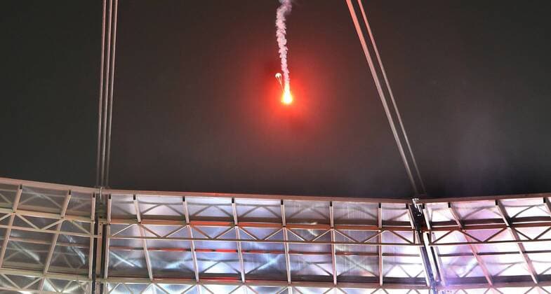 Fußball, Pyro-Technik mit Fallschirm beim Spiel Leverkusen-Mönchengladbach Bayer 04 Leverkusen - Borussia Mönchengladbach 28.01.2017. Leuchtrakete segelt per Fallschirm von außen in die Bayarena. HM