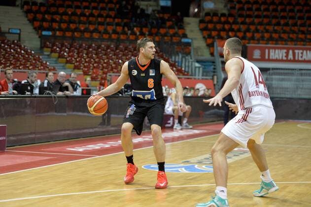 Nils Mittmann (Weissenhorn Youngstars), Nemanja Markovic (FC Bayern Basketball II), v.li., Aktion, FC Bayern Muenchen Basketball II vs Weissenhorn Youngstars, 30.01.17