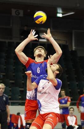 Deutschland - Rüsselsheim am Main - 31.01.2017 Volleyball - Hessen - CEV Champions League - Herren Saison 2016 2017 United Volleys Rheinmain (blau) - Crvena Zvezda BEOGRAD (ws) v.l. Robert Adrian Aciobanitei (RheinMain 6), Florian Ringseis (RheinMain 1) United Volleys Rheinmain - Crvena Zvezda BEOGRAD