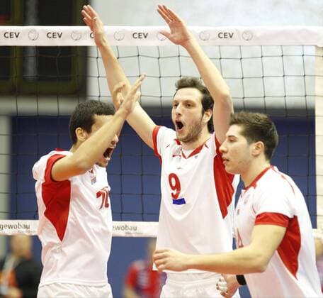 Deutschland - Rüsselsheim am Main - 31.01.2017 Volleyball - Hessen - CEV Champions League - Herren Saison 2016 2017 United Volleys Rheinmain (blau) - Crvena Zvezda BEOGRAD (ws) v.l. Nikola Veljovic (BEOGRAD 16), Vuk Milutinovic (BEOGRAD 9), Aleksandar Blagojevic (BEOGRAD 14) United Volleys Rheinmain - Crvena Zvezda BEOGRAD