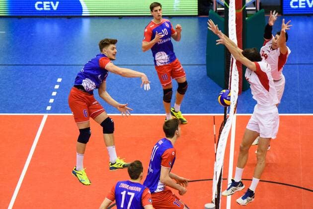 31.01.2017, Grosssporthalle, Ruesselsheim Volleyball, 2017 CEV Cup, Achtelfinale, United Volleys RheinMain (GER) vs. Roter Stern Belgrad (SRB) Angriff Robert Adrian Aciobanitei ( 6 RheinMain) - Block Doppelblock Vuk Milutinovic ( 9 Belgrad) , Aleksandar Blagojevic ( 14 Belgrad)