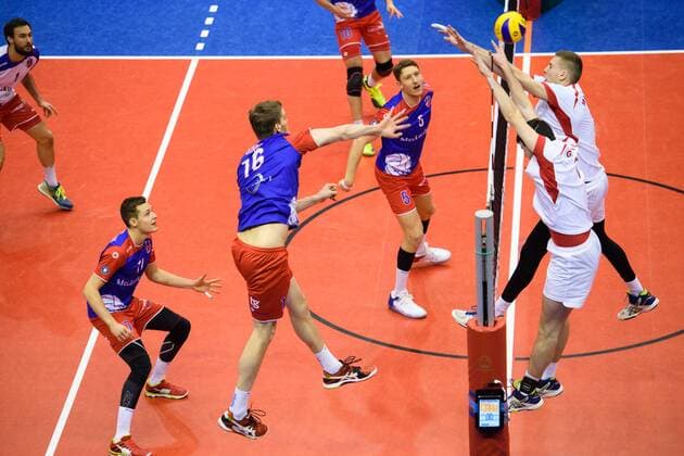31.01.2017, Grosssporthalle, Ruesselsheim Volleyball, 2017 CEV Cup, Achtelfinale, United Volleys RheinMain (GER) vs. Roter Stern Belgrad (SRB) Angriff Christian Dünnes Duennes ( 16 RheinMain) - Block Doppelblock Aleksandar Gmitrovic ( 7 Belgrad), Nemanja Masulovic ( 8 Belgrad)