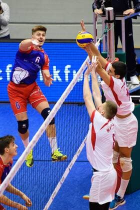 Bilder des Tages - SPORT 31.01.2017, Grosssporthalle, Ruesselsheim Volleyball, 2017 CEV Cup, Achtelfinale, United Volleys RheinMain (GER) vs. Roter Stern Belgrad (SRB) Angriff Robert Adrian Aciobanitei ( 6 RheinMain) - Block Doppelblock Nemanja Masulovic ( 8 Belgrad) , Nikola Veljovic ( 16 Belgrad)