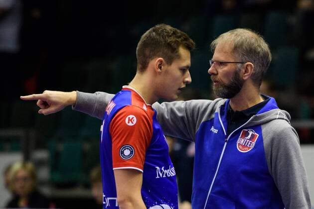 31.01.2017, Grosssporthalle, Ruesselsheim Volleyball, 2017 CEV Cup, Achtelfinale, United Volleys RheinMain (GER) vs. Roter Stern Belgrad (SRB) Jan Zimmermann ( 17 RheinMain), Michael Warm (Trainer Coach RheinMain)
