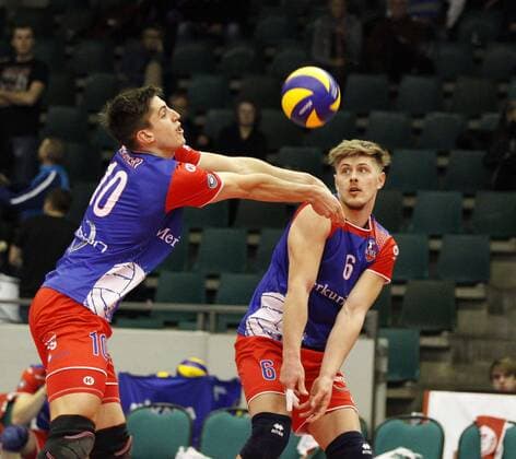 Deutschland - Rüsselsheim am Main - 31.01.2017 Volleyball - Hessen - CEV Champions League - Herren Saison 2016 2017 United Volleys Rheinmain (blau) - Crvena Zvezda BEOGRAD (ws) v.l. Moritz Reichert (RheinMain 10), Robert Adrian Aciobanitei (RheinMain 6) United Volleys Rheinmain - Crvena Zvezda BEOGRAD
