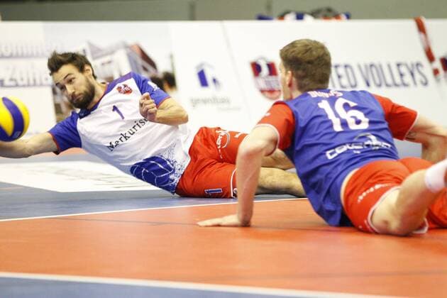 Deutschland - Rüsselsheim am Main - 31.01.2017 Volleyball - Hessen - CEV Champions League - Herren Saison 2016 2017 United Volleys Rheinmain (blau) - Crvena Zvezda BEOGRAD (ws) v.l. Florian Ringseis (RheinMain 1), Christian Dünnes (RheinMain 16) United Volleys Rheinmain - Crvena Zvezda BEOGRAD