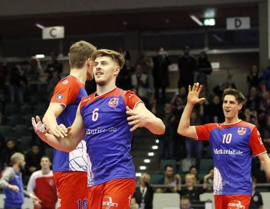 Deutschland - Rüsselsheim am Main - 31.01.2017 Volleyball - Hessen - CEV Champions League - Herren Saison 2016 2017 United Volleys Rheinmain (blau) - Crvena Zvezda BEOGRAD (ws) v.l. Christian Dünnes (RheinMain 16), Robert Adrian Aciobanitei (RheinMain 6), Moritz Reichert (RheinMain 10) United Volleys Rheinmain - Crvena Zvezda BEOGRAD