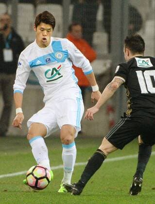 Soccer: Marseille beat Olympique Lyonnais 2-1 Marseille s Hiroki Sakai (L) makes a right-footed pass during the first half of a Coupe de France match against Olympique Lyonnais in Marseille, France, on Jan. 31, 2017. Marseille won 2-1. 