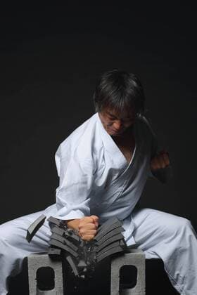 Japanese karate master breaking tiles R160619_MR01.jpg  (qdwg000968)