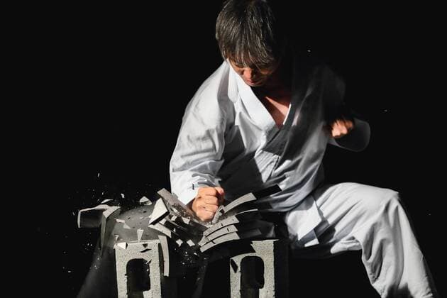 Japanese karate master breaking tiles R160619_MR01.jpg  (ytxg000903)