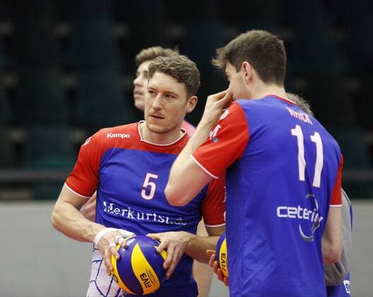 Deutschland - Rüsselsheim am Main - 31.01.2017 Volleyball - Hessen - CEV Champions League - Herren Saison 2016 2017 United Volleys Rheinmain (blau) - Crvena Zvezda BEOGRAD (ws) v.l. Lukas Bauer (RheinMain 5), Tobias Krick (RheinMain 11) United Volleys Rheinmain - Crvena Zvezda BEOGRAD