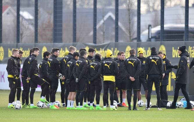 01.02.2017, Fussball, Saison 2016 2017, 1. Bundesliga, Training Borussia Dortmund, Trainer Thomas Tuchel (Borussia Dortmund), re., mit seinen Spielern, links Marco Reus (Borussia Dortmund), Pierre-Emerick Aubameyang, Pierre Emerick Aubameyang (Borussia Dortmund), 4. v.re.