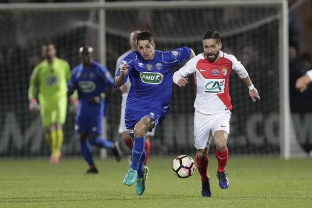 Fußball, Coupe de France, Chambly - AS Monaco Thibault Jacques (Chambly) vs Gabriel Boschilia (Monaco) FOOTBALL : FC Chambly vs AS Monaco - Coupe de France - 01 02 2017 GwendolineLeGoff Panoramic 