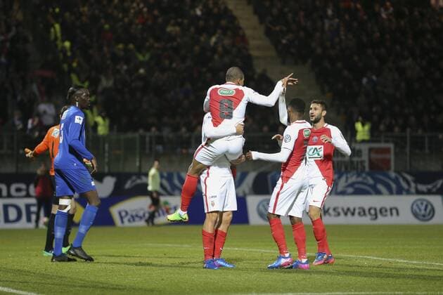 Fußball, Coupe de France, Chambly - AS Monaco joie Guido Carrillo (Monaco) avec Kylian Lottin Mbappe (Monaco) et equipe FOOTBALL : FC Chambly vs AS Monaco - Coupe de France - 01 02 2017 GwendolineLeGoff Panoramic 