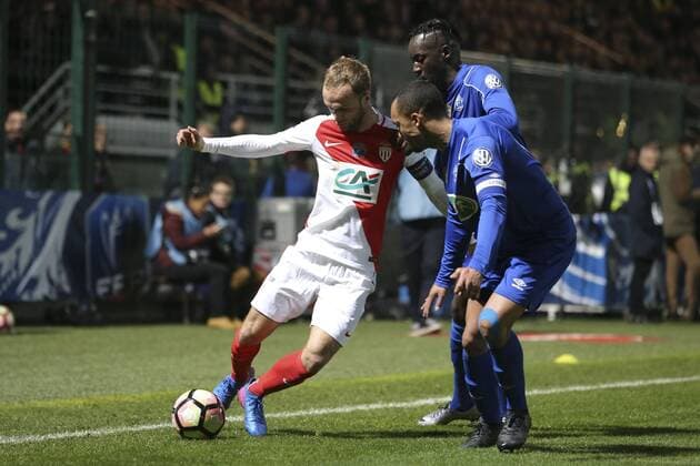 Fußball, Coupe de France, Chambly - AS Monaco Valere Germain (Monaco) vs Lassana Doucoure (Chambly) - Fussball Frankreich, Coupe de France, FC Chambly vs. AS Monaco - 01 02 2017 GwendolineLeGoff Panoramic 
