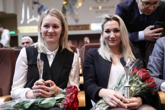 Verleihung Russischer Sportpreis MOSCOW, RUSSIA - FEBRUARY 2, 2017: Olympic handball champions Anna Sedoikina (L) and Polina Kuznetsova attend the 2016 Silver Doe awards ceremony at the Russian Olympic Committee (ROC) building. The award was established by Russia s Federation of Sports Journalists and is presented annually to outstanding sportsmen and coaches. SergeiSavostyanov TASS  TS03FC03