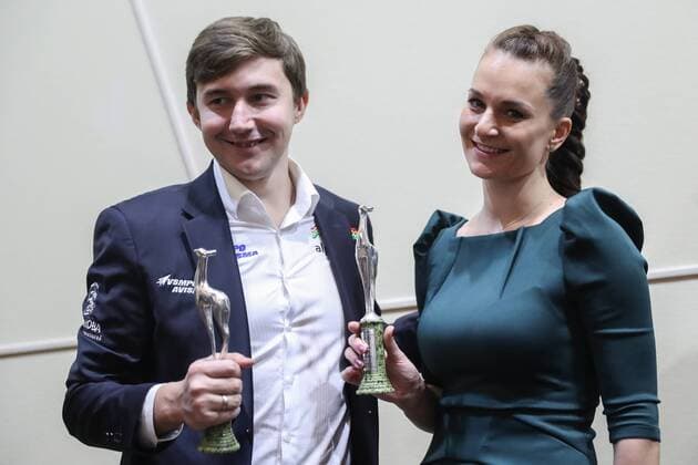 Verleihung Russischer Sportpreis MOSCOW, RUSSIA - FEBRUARY 2, 2017: Russian chess grandmaster Sergey Karjakin (L) and Olympic sabre fencing champion Sofya Velikaya attend the 2016 Silver Doe awards ceremony at the Russian Olympic Committee (ROC) building. The award was established by Russia s Federation of Sports Journalists and is presented annually to outstanding sportsmen and coaches. SergeiSavostyanov TASS  TS03FBDB
